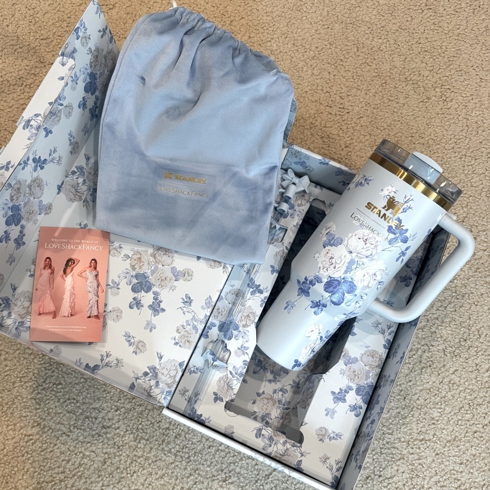 Stanley x LoveShackFancy Quencher 40 Oz- Everblooming rosettes (blue floral) 🩵🌸